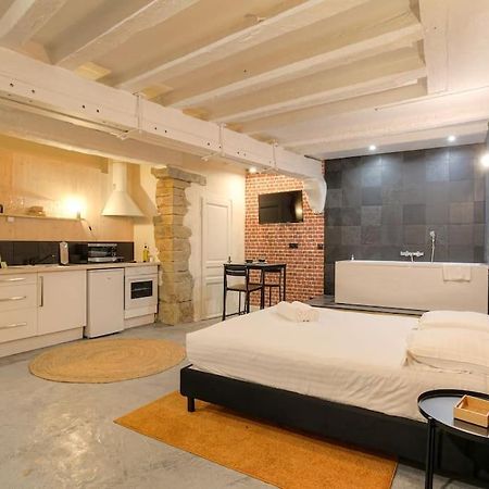 Industrial-Style Studio With Bathtub, Vieux-ลียง ภายนอก รูปภาพ