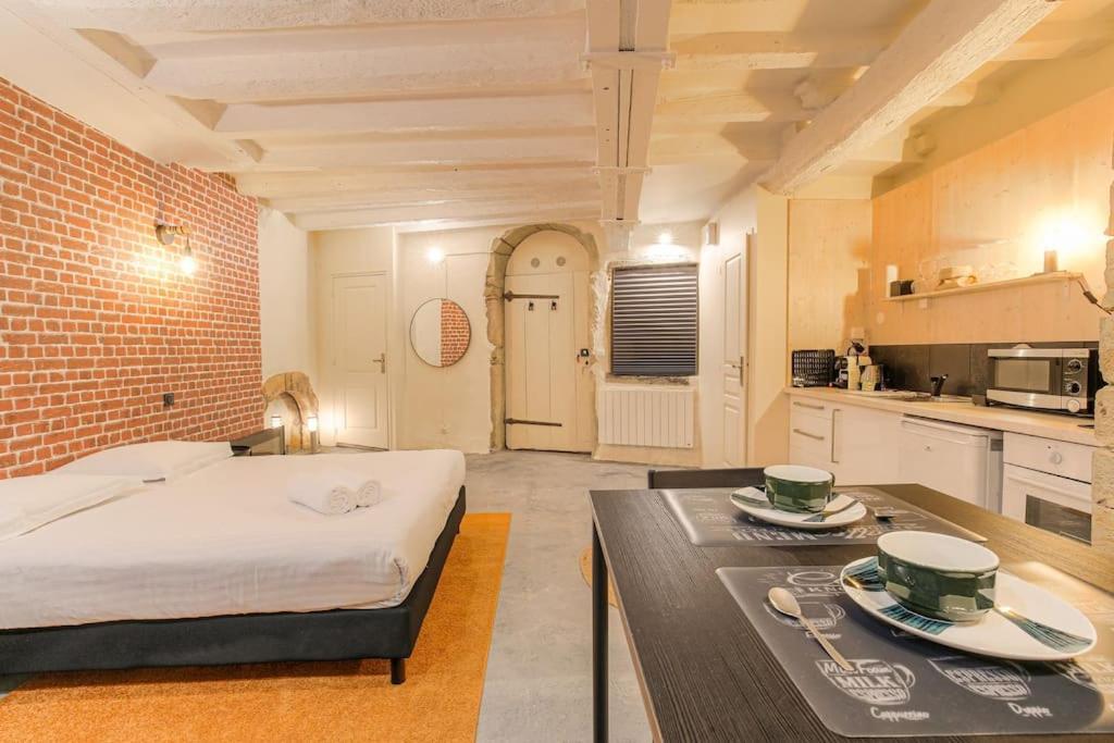 Industrial-Style Studio With Bathtub, Vieux-ลียง ภายนอก รูปภาพ