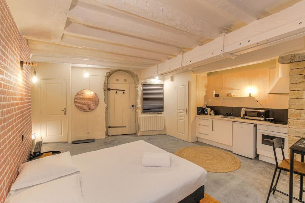 Industrial-Style Studio With Bathtub, Vieux-ลียง ภายนอก รูปภาพ