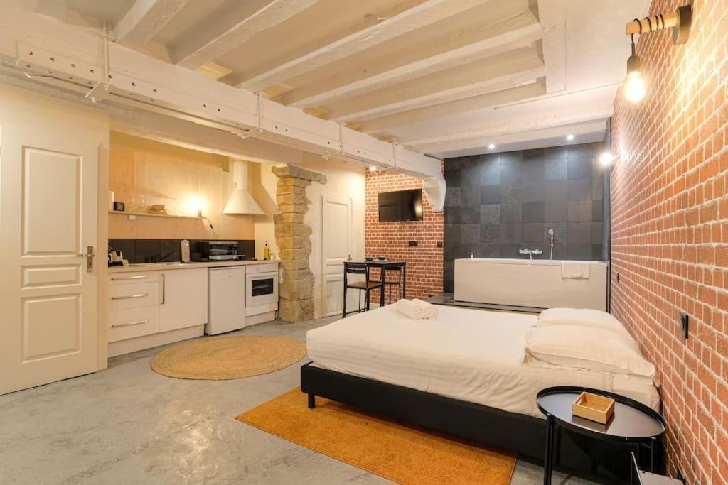 Industrial-Style Studio With Bathtub, Vieux-ลียง ภายนอก รูปภาพ