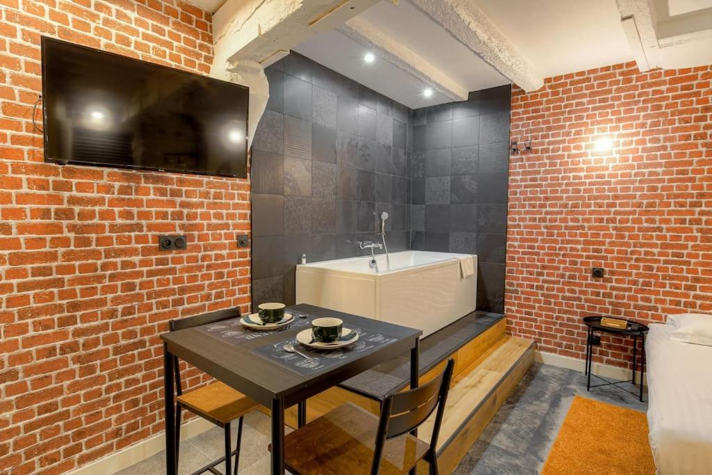 Industrial-Style Studio With Bathtub, Vieux-ลียง ภายนอก รูปภาพ