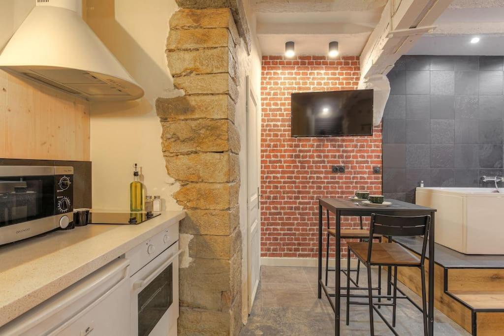 Industrial-Style Studio With Bathtub, Vieux-ลียง ภายนอก รูปภาพ