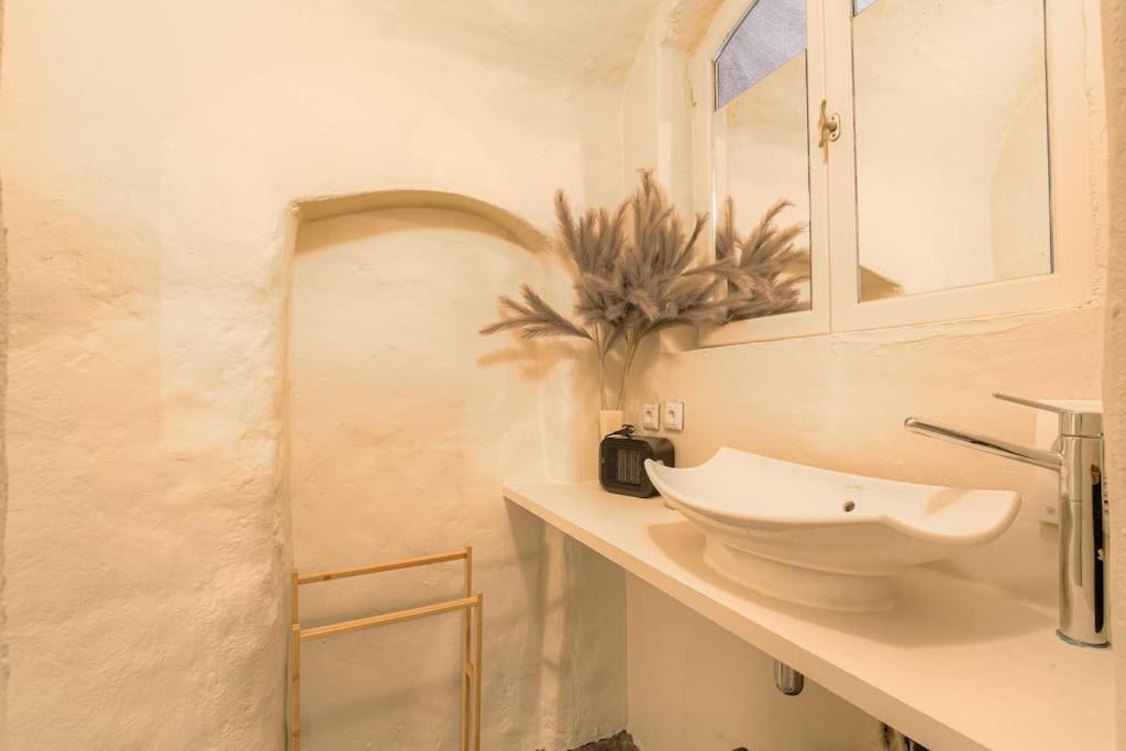 Industrial-Style Studio With Bathtub, Vieux-ลียง ภายนอก รูปภาพ