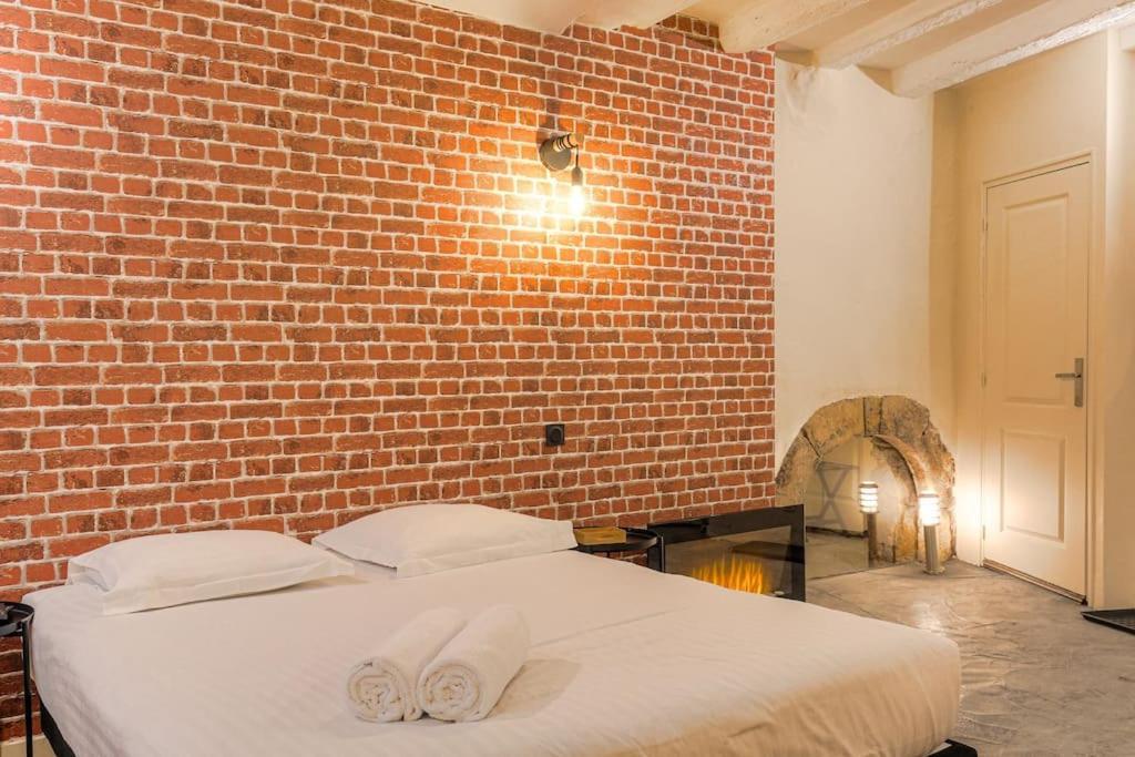 Industrial-Style Studio With Bathtub, Vieux-ลียง ภายนอก รูปภาพ