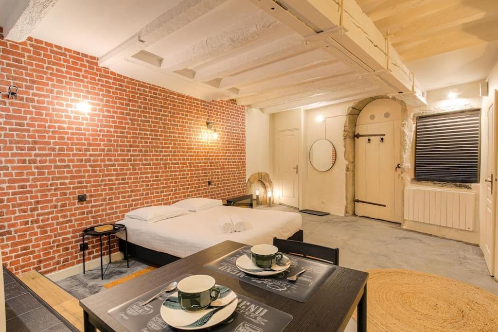 Industrial-Style Studio With Bathtub, Vieux-ลียง ภายนอก รูปภาพ