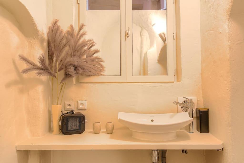 Industrial-Style Studio With Bathtub, Vieux-ลียง ภายนอก รูปภาพ