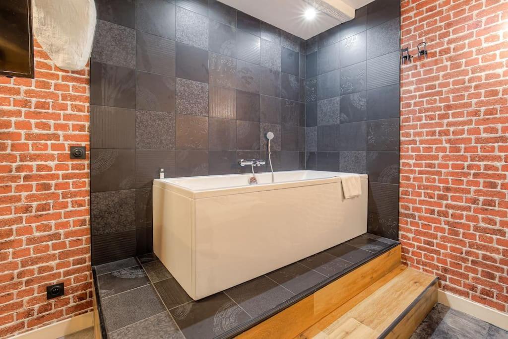 Industrial-Style Studio With Bathtub, Vieux-ลียง ภายนอก รูปภาพ