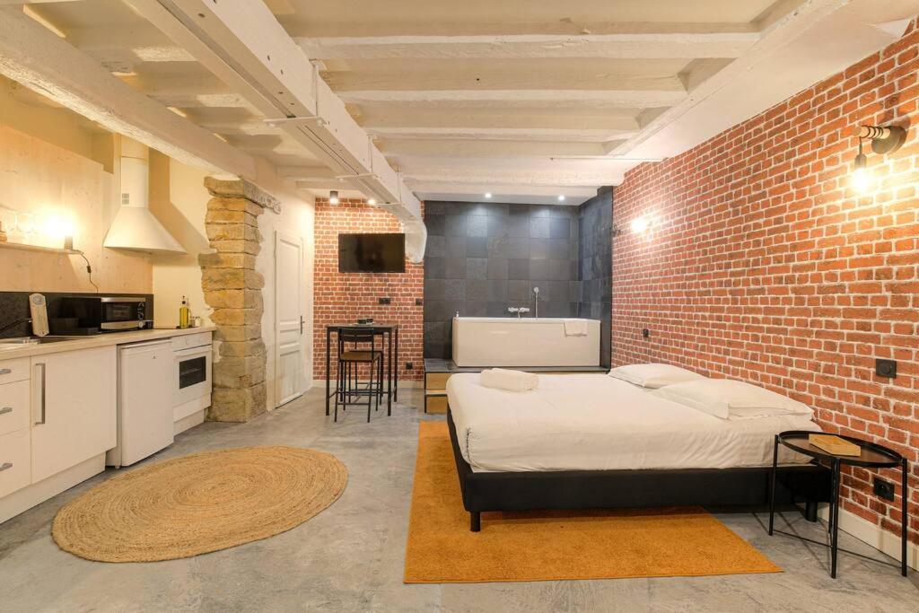 Industrial-Style Studio With Bathtub, Vieux-ลียง ภายนอก รูปภาพ