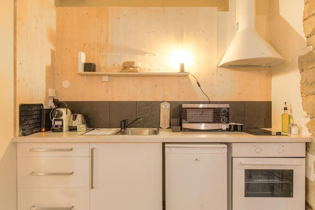 Industrial-Style Studio With Bathtub, Vieux-ลียง ภายนอก รูปภาพ